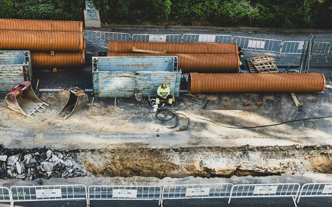 Utility construction worker on site, depicting sector growth and employment trends for the latter half of 2024.